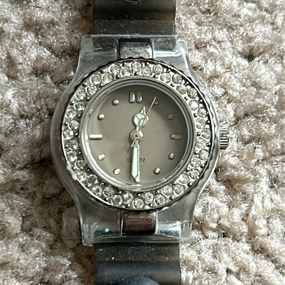 Avon women’s‎ vintage silver/gray adjustable rubber crystal bracelet watch - Picture 1 of 7